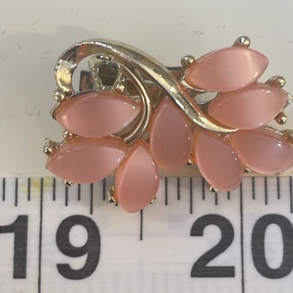 Vintage Gold tone/Pink/peach,
moon glow, thermoset, Leaf Clip-On Earrings - Picture 5 of 8